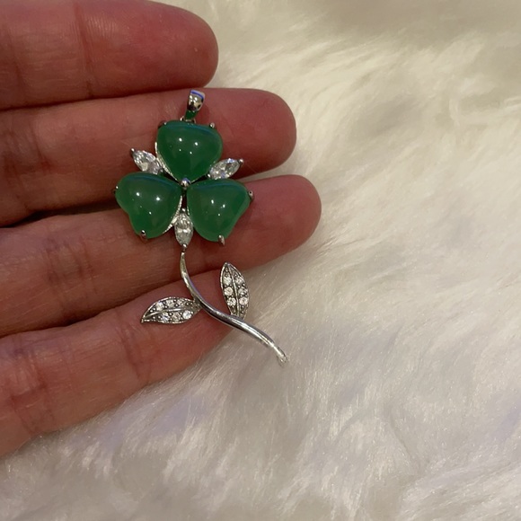 925 Sterling Silver Green Jade Clover 3-Leaf CZ Irish Shamrock Charm Pendant - Picture 3 of 11